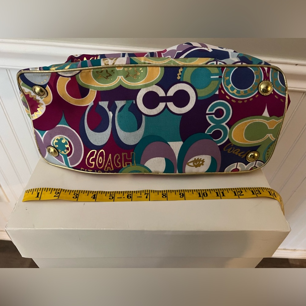 Like NWOT Authentic Coach Multi-Color, 3 large pocket purse! In dustcover! 🛍️🤑 - Picture 11 of 11